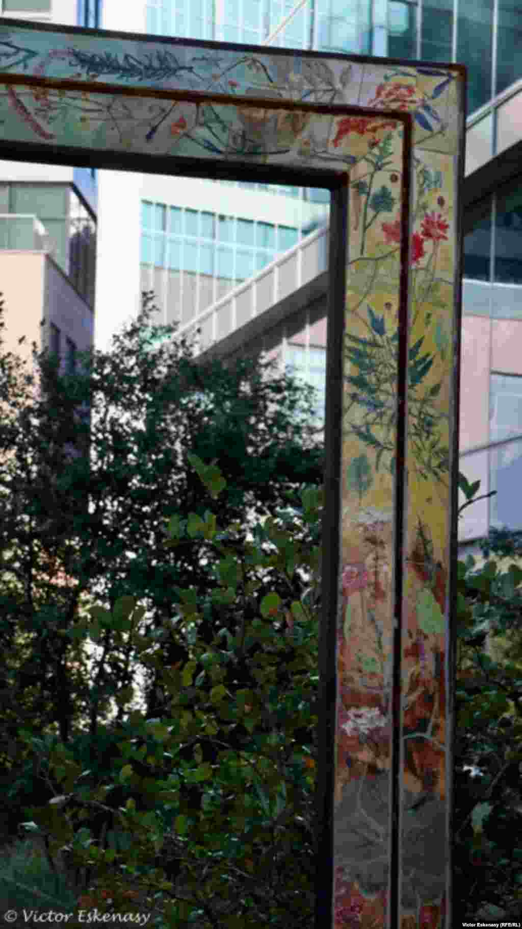 Detaliu al cadrelor de artă contemporană pe „High Line”...