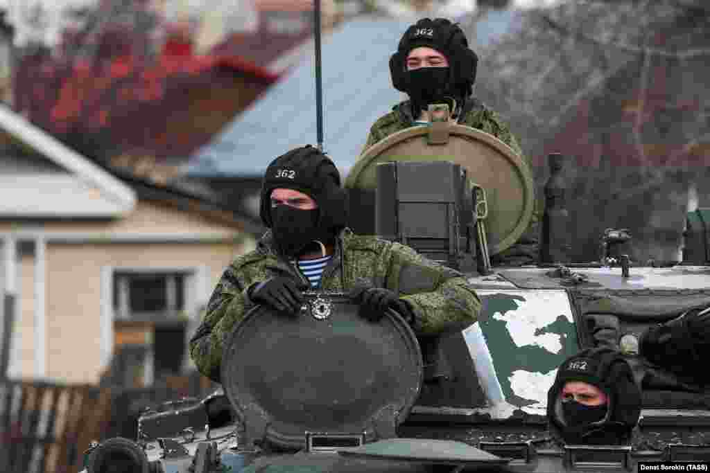 Воени лица во пешадиско возило БМП-3. Денот на победата е важен празник на календарот на Русија, а се поканети и светск лидери. Францускиот претседател Емануел Макрон и премиерот на Индија Нарендра Моди ветија дека ќе присуствуваат на годинешната прослава.