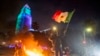 Un protestatar flutură steagul mexican în timpul confruntărilor cu forțele de ordine, în timpul unei manifestații din 8 iunie. 