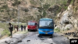 Безбедносен персонал врши увид на местото на нападот во пакистанската провинција Хајбер Пахтунхва на 26 март 2024 година.