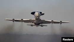 Avion NATO dotat cu sisteme de monitorizare și control aerian