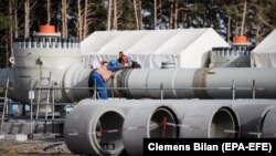 Работници на конструкција на гасовод. Илустрација. 