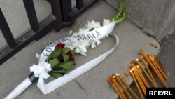 Sveće i cveće ispred Ambasade Francuske u Beogradu