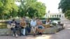 Un grup de tineri cu chitara petrecând timpul liber în parcul Pobeda (Victoria) de la Tiraspol