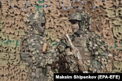 Militari ruși în uniforme de camuflaj