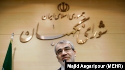 عباسعلی کدخدایی از جمله دو عضو ارشد شورای نگهبان بود که در ده روز گذشته از موضوع همه‌پرسی انتقاد کرده بود. 