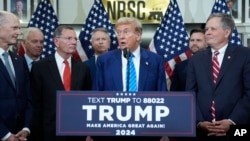 Prietenul lui Orbán revine. La 13 iunie, fostul președinte al SUA, Donald Trump, a vizitat dealul Capitoliului de la Washington pentru prima dată de la revolta brutală din 6 ianuarie. 