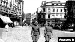 Doi soldați sovietici pe Calea Victoriei, probabil primii din secolul 20, 30 august 1944. Trupele sovietice au intrat în București prin Colentina. Cei doi par oameni pașnici. Dictatura comunistă pe care au instalat-o a însemnat însă teroare și supraveghere în masă.