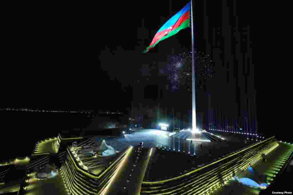 Cu cei 162 de metri ai săi, catargul steagului național de la Baku a fost cel mai &icirc;nalt din lume, p&acirc;nă c&acirc;nd a fost depăşit de cel de la Duşanbe, construit &icirc;n 2011, şi care are 165 de metri. (sursa: en.president.az)