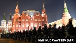 Moscova: forțele de ordine blochează Piața Manejelului din centrul capitalei Rusiei, în seara în care opozantul Alexei Navalnîi a fost condamnat la închisoare, 2 februarie 2021.