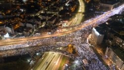 Studenții sârbi protestează la Belgrad în timpul unei blocade nocturne