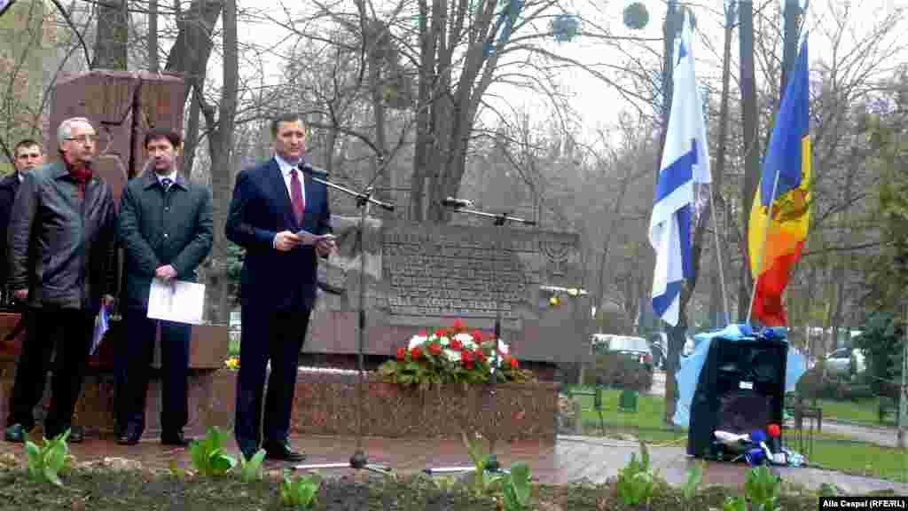 Vlad Filat, premierul în exercițiu, pronunțînd o alocuțiune cu ocazia mitingului comemorativ de la Chișinău.