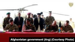په کندهار کې افغان هوايي ځواکونو ته د بلک هاوک هلیکوپټرو د سپارلو غونډه