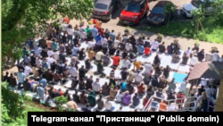 Намазга җыелган мөселманнар. Пристанище телеграм каналы фотосы.
