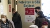 Oltásra váró idős emberek a Magyar Honvédség Egészségügyi Központ székhelyén, Budapesten 2021. február 5-én