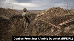 Український військовий поблизу Світлодарська, Донецька область, архівне фото