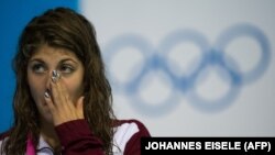 Szilágyi Liliána y 2014-es ifjúsági olimpia díjátadóján, miután megnyerte a női 200 méteres pillangóúszás versenyét 2014. augusztus 18-án a kelet-kínai Nanjingban.