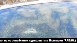 Счупеното предно стъкло на колата на журналиста Десислава Панайотова 