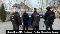 Reținerea unuia dintre cei trei cetățeni moldoveni suspectați că au luptat ca mercenari de partea forțelor rusești în Ucraina. 