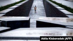Un turist se plimbă la Memorialul Trianon, în apropierea clădirii Parlamentului din Budapesta, în ianuarie 2021.