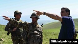 Հայաստան - Օմբուդսմեն Արման Թաթոյանը զրուցում է սահմանապահ զինվորների հետ, արխիվ