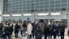 Qytetarët e Novi Sadit nderojnë viktimat e rrëzimit të tendës më 1 mars me 15 minuta heshtje.