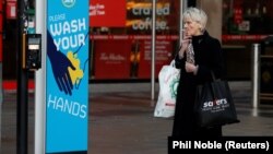 Cigarettázó nő az észak-írországi Belfastban