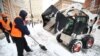 За рік нічого не змінилося – Російські комунальні служби прибирають сніг лопатами, Санкт-Петербург 10 січня 2018