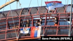 Protestë me flamuj serbë në Mal të Zi. Protestuesit kanë kundërshtuar së voni largimin e mundshëm të ministrit të Drejtësisë, i cili ka refuzuar ta cilësojë Masakrën e Srebrenicës si gjenocid.