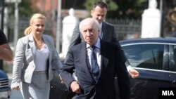 Медијаторот Метју Нимиц и во позадина претставникот на Македонија, Васко Наумовски 