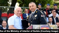 Goran Radosavleviq Guri duke pranuar mirënjohjen gjate ceremonisë në Novi Sad. 