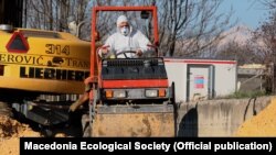 Илустрација, Ископ на контаминирана земја со линдан во малата депонија на ОХИС