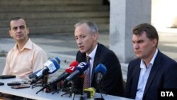 Министърът на образованието Красимир Вълчев и заместник-кмета на София Тодор Чобанов пред журналисти в Националната математическа гимназия