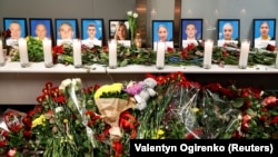 Люди принесли квіти до фото загиблих українців в авіакатастрофі в Ірані, аеропорт «Бориспіль», 8 січня 2020 року