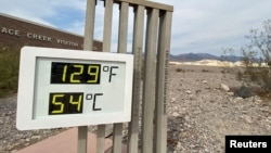 Termometar u Centru za posjetitelje Furnace Creeka u Nacionalnom parku Dolina smrti prikazuje temperature od 129 stepeni Fahrenheita (53,8 C) Kalifornija, 16. juna 2021. 