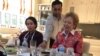 
Princeza Latifa sa komesarkom UN-a za ljudska prava Mary Robinson na ručku u svom domu nakon pokušaja bijega 2018. 