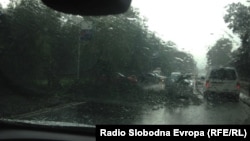 Невреме го погоди Скопје. Паднато дрво на булеварот Илинденска.