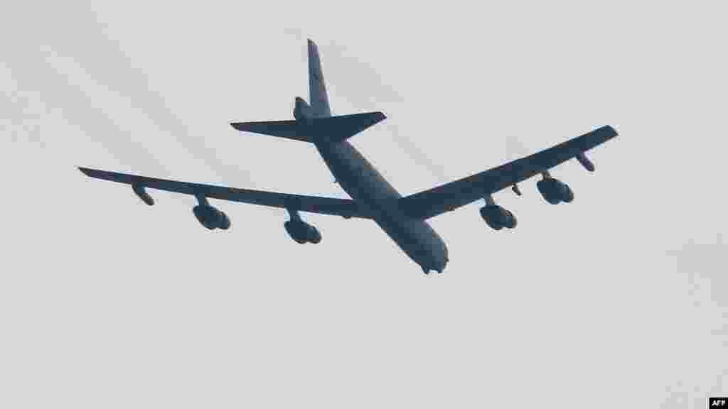 Американски бомбардер Б52 над Јужна Кореа, 19.03.2013.