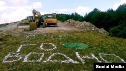 Градежна механизација во Парк-шумата Водно каде е планирано да се изгради гасовод. Фото: „Го сакам Водно“.