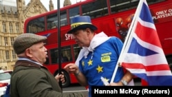 Neobavezujuće mišljenje Evropskog suda pravde stiže dok britanski parlament vodi debatu o planu za Brexit (Foto: protivnici i pristalice Brexita na protestu u Londonu, septembar 2018)