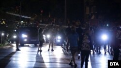 Десетки коли се оказа блокирани пред румънското посолство в София, след като протестиращи за трети път блокираха движението там в понеделник вечерта