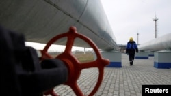 Вработен во Гаспром покрај гасоводот на руско-украинската граница (фотоархива).
