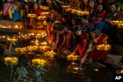 Hinduistice pale uljane lampe na obali jezera Banganga na proslavi Divalija u Mumbaiju, Indija, 7. novembra 2022.