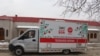 Magazinul ambulant al lui Shor, la Sadova: „Nu ne place ce se spune despre el, dar nouă ni-i a mânca” (VIDEO)