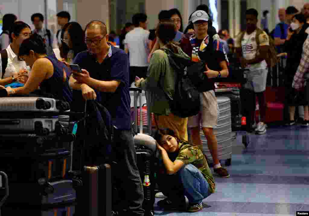 Aeroportul Haneda International, Tokio, Japonia – pasagerii stau la rând la ghiseele companiei Delta Airlines. 19 iulie 2024.