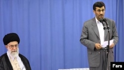 آيت الله علی خامنه ای از فعاليت های دولت محمود احمدی نژاد همواره به صورت قاطع حمايت کرده است. (عکس: فارس)