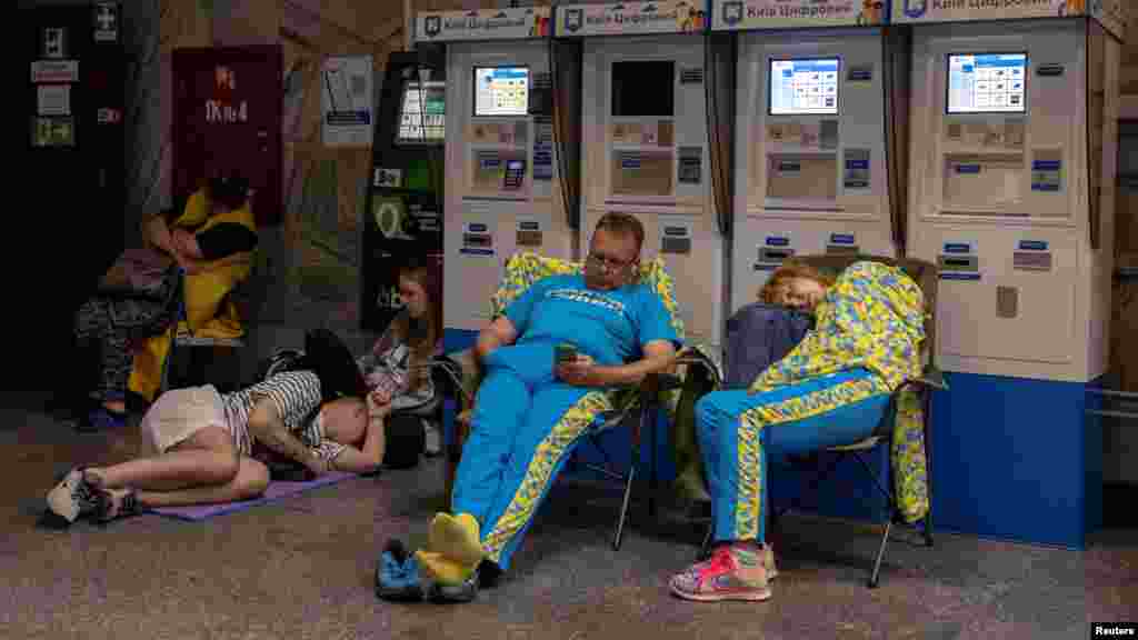 A kijeviek egy része a metróállomásokon és a mélygarázsokban keresett menedéket a drón- és rakétacsapás idején
