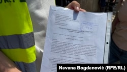 Predstavnik studenata u blokadi drži u rukama krivičnu prijavu protiv predsednika Srbije Aleksandra Vučiću, koju su 17. juna predali Prvom osnovnom tužilaštvu u Beogradu.