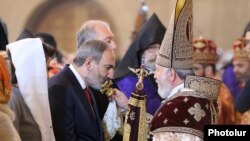 Հայաստանի վարչապետ Նիկոլ Փաշինյանը և Ամենայն Հայոց կաթողիկոս Գարեգին երկրորդը Երևանի Սուրբ Գրիգոր Լուսավորիչ մայր եկեղեցում Սուրբ Հարության Պատարագի ժամանակ, 21-ը ապրիլի, 2019թ.
