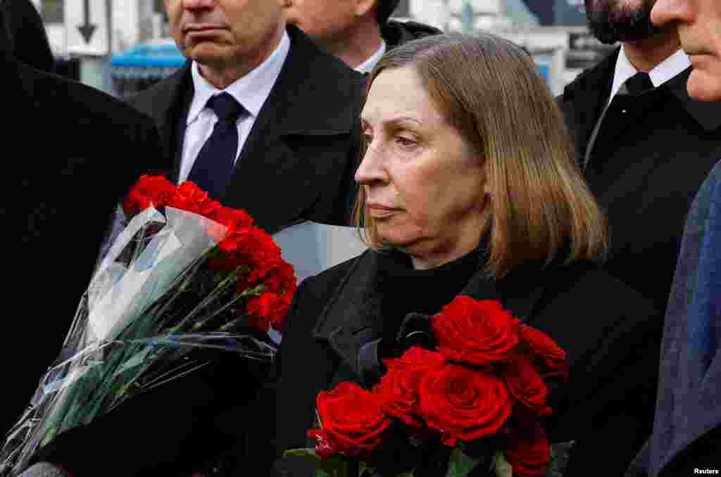  Ambasadoarea SUA în Rusia, Lynne Tracy, sosește la biserică înainte de slujba de înmormântare.